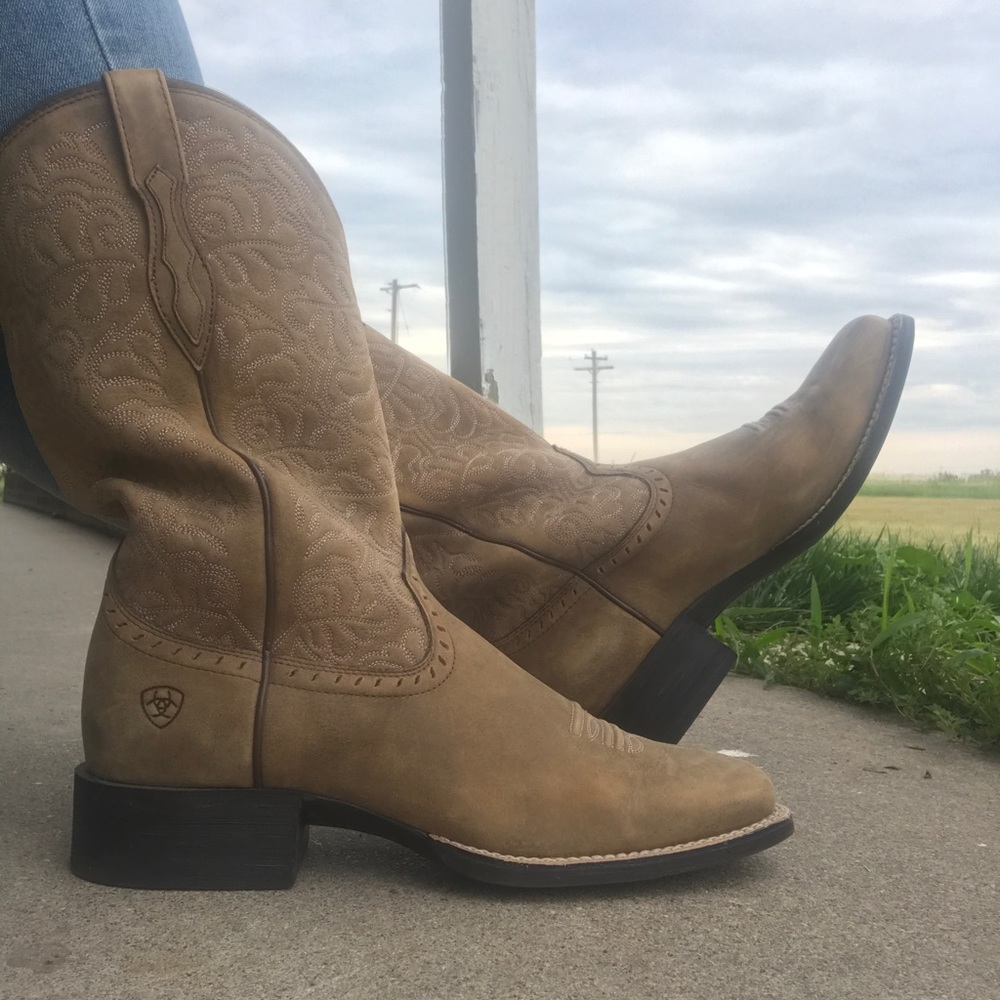 Ariat 9.5 B cowboy boots